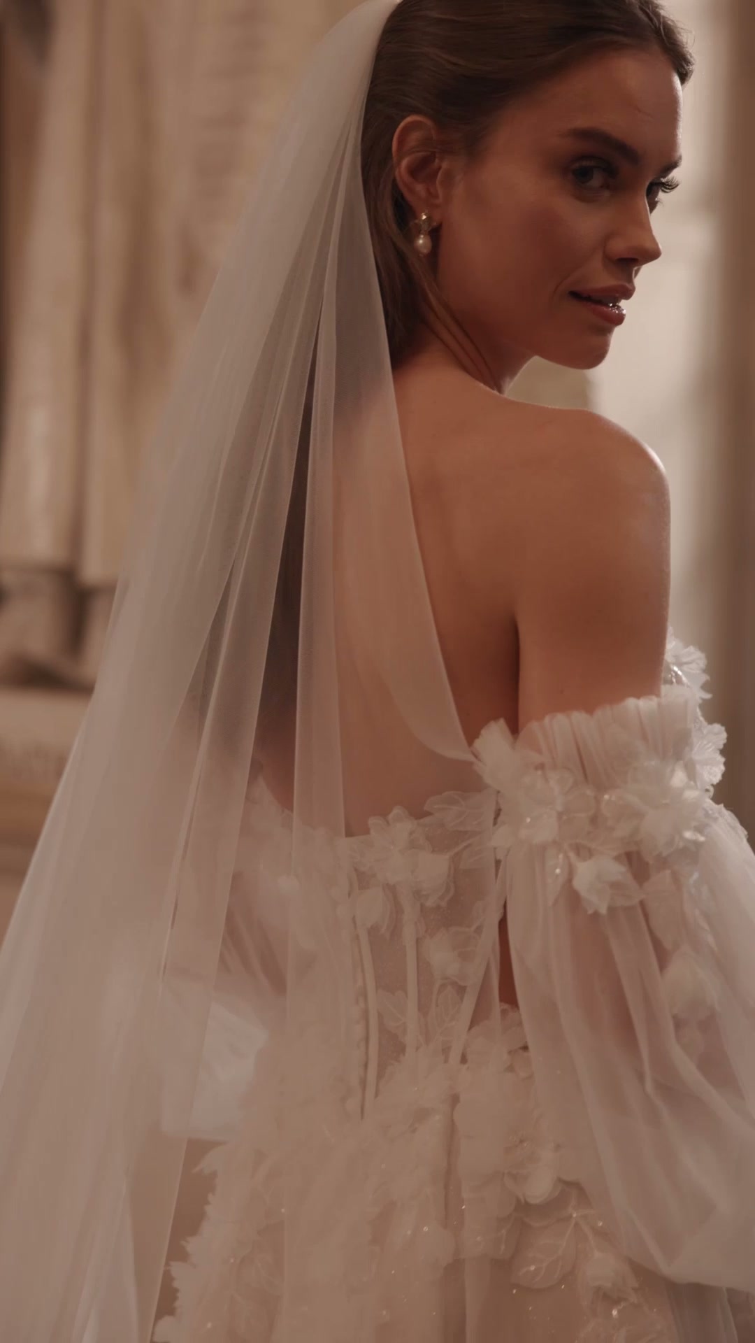Brautkleid mit feiner Spitze und fließendem Rock bei SAY YES